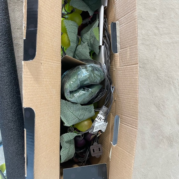 Vintage Lighted Grapes and Grapevine rubber plastic string lights NOS NWT - Picture 8 of 8